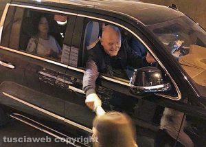 Caprarola - Anthony Hopkins saluta i fan