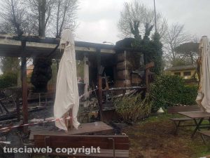 Capodimonte - Lo scheletro del ristorante dopo l'incendio