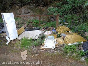 Strada provinciale Vetrallese - Forra piena di rifiuti