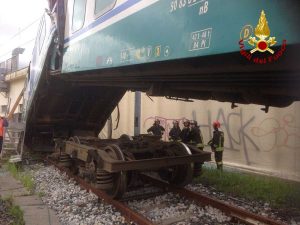 Genova - Treno si schianta su un binario morto