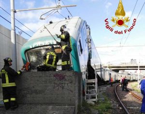 Genova - Treno si schianta su un binario morto