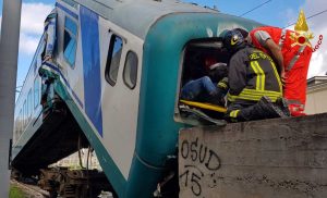 Genova - Treno si schianta su un binario morto