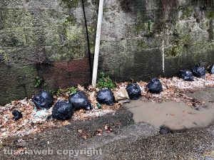 Viterbo - Via Torino discarica a cielo aperto
