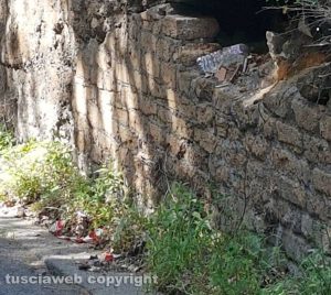 Viterbo - Via Vico Squarano nel degrado
