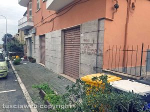 Civita Castellana - Uomo si impicca in strada, la scritta con il sangue