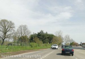 Nepi - Via Roma - Automobilisti non rispettano la doppia striscia