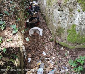 Strada provinciale Vetrallese - Forra piena di rifiuti