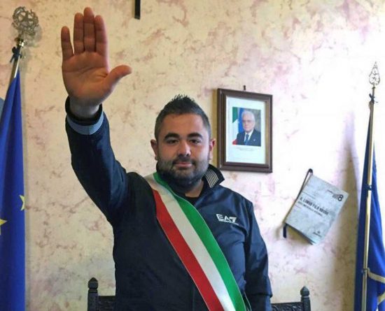 Tarquinia - Saluto fascista in comune