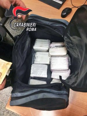 Roma - I cinque chili di hashish sequestrati dai carabinieri