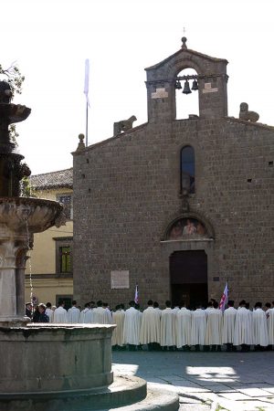  La bandiera di Gerusalemme, vessillo della Terra Santa, issata sulla chiesa di San Silvestro