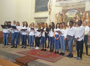Il coro formato dagli studenti del liceo Buratti e dal liceo musicale S. Rosa