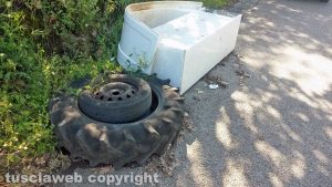 Viterbo - Rifiuti abbandonati in strada Monte Pizzo 