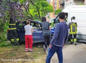 Viterbo - Schianto furgone-auto in via Vicenza