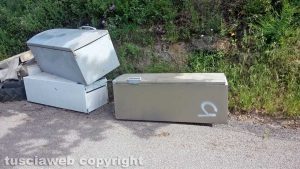 Viterbo - Rifiuti abbandonati in strada Monte Pizzo 