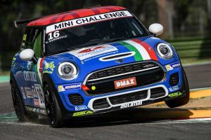 Il pilota Gustavo sandrucci al Mini challenge 