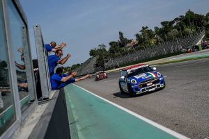 Il pilota Gustavo sandrucci al Mini challenge 
