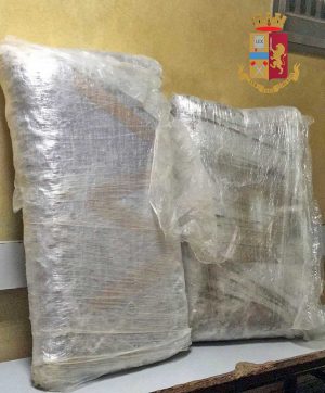 La droga sequestrata dai poliziotti 