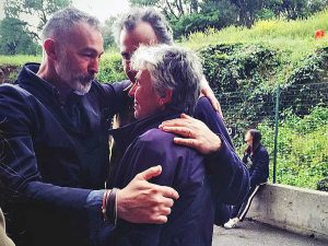 Viterbo - I fratelli Ascenzi fuori l'obitorio dell'ospedale di Belcolle