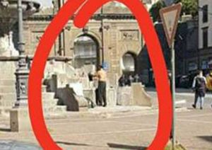 Viterbo - Piazza della Rocca - Uomo si lava e fa il bucato nella fontana