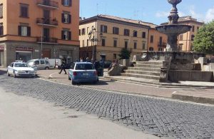 Viterbo - Piazza della Rocca - Uomo si lava e fa il bucato nella fontana