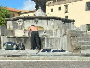Viterbo - Piazza della Rocca - Uomo si lava e fa il bucato nella fontana