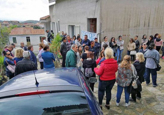Bimba contesa - La protesta - La foto pubblicata su Facebook da Mauro Pili