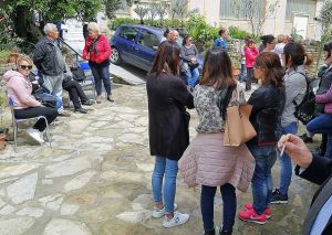 Bimba contesa - La protesta - La foto pubblicata su Facebook da Mauro Pili