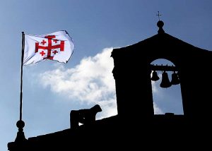  La bandiera di Gerusalemme, vessillo della Terra Santa, issata sulla chiesa di San Silvestro