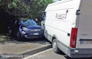 Viterbo - Schianto furgone-auto in via Vicenza