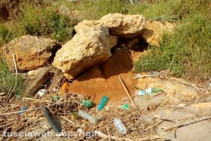 Tarquinia - Inquinamento sulla spiaggia di San Giorgio