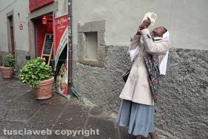 Viterbo - Turisti durante San Pellegrino in Fiore