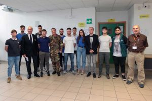 Viterbo - Itt "L. Da Vinci" - Gli studenti con alcuni membri dell'esercito