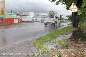 Viterbo - Buche piene d'acqua ai lati della Cassia