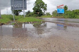 Viterbo - Buche piene d'acqua ai lati della Cassia