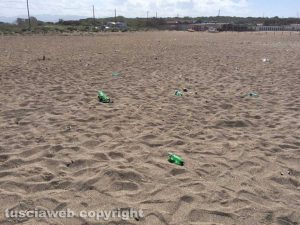 Tarquinia - Rifiuti sulla spiaggia libera di S. Agostino