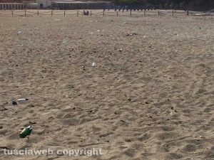 Tarquinia - Rifiuti sulla spiaggia libera di S. Agostino