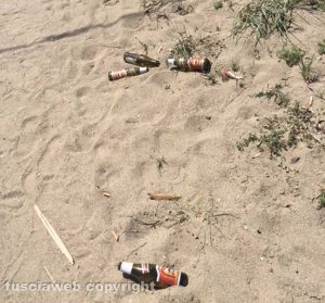 Tarquinia - Rifiuti sulla spiaggia libera di S. Agostino