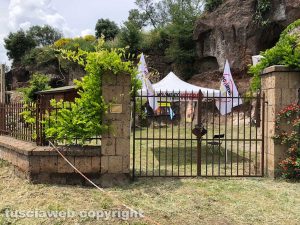 Viterbo - Gazebo e bandiere di M5s a Poggio Giudio visibili dalla strada