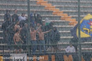 Sport - Calcio - Viterbese - I tifosi della curva sotto il diluvio