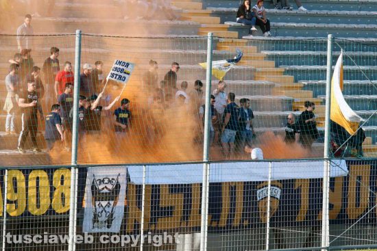 Sport - Calcio - Viterbese - I tifosi in curva