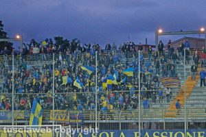 Sport - Calcio - Carrarese - La curva gialloblù al Rocchi