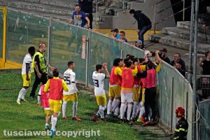 Sport - Calcio - Viterbese - I gialloblù esultano davanti al settore ospiti
