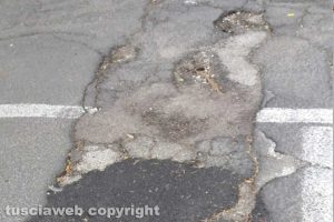 Viterbo - Buche, riparazione sommaria a via Settembrini