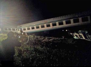 Torino - Treno travolge un Tir e deraglia