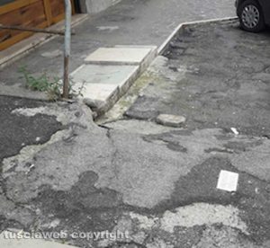 Viterbo - Buche in via Vicenza