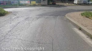 Viterbo - segnaletica scolorita tra via Biga di castro e via Campo scolastico