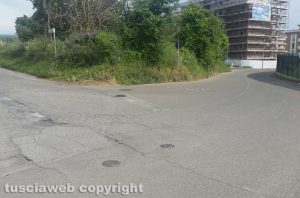 Viterbo - segnaletica scolorita tra via Biga di castro e via Campo scolastico