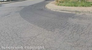 Viterbo - segnaletica scolorita tra via Biga di castro e via Campo scolastico