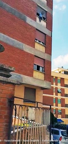 Viterbo - Ragazza minaccia di lanciarsi dalla finestra a piazzale Gramsci