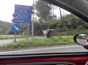 Civita Castellana - Stendino per i panni in mezzo a uno spartitraffico di Borghetto